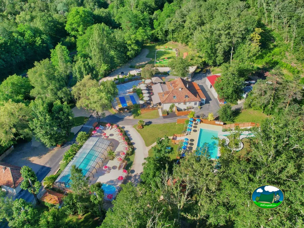 Piscina cubierta y exterior del Camping La Pélonie, SAINT-ANTOINE-D'AUBEROCHE (Dordoña)