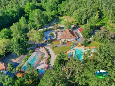 Piscina cubierta y exterior del Camping La Pélonie, SAINT-ANTOINE-D'AUBEROCHE (Dordoña)