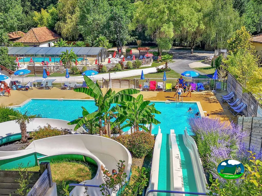 Piscina con toboganes del Camping La Pélonie, SAINT-ANTOINE-D'AUBEROCHE (Dordoña)