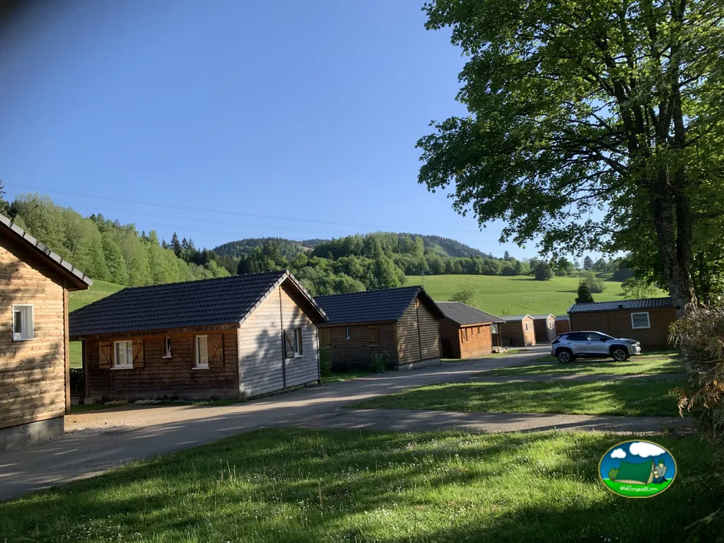 Cabañas con vistas a la montaña del Camping Le Miroir, LES HÔPITAUX-NEUFS (Doubs)