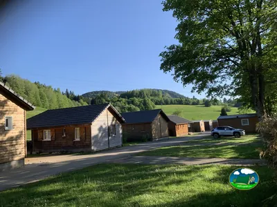 Cabañas con vistas a la montaña del Camping Le Miroir, LES HÔPITAUX-NEUFS (Doubs)