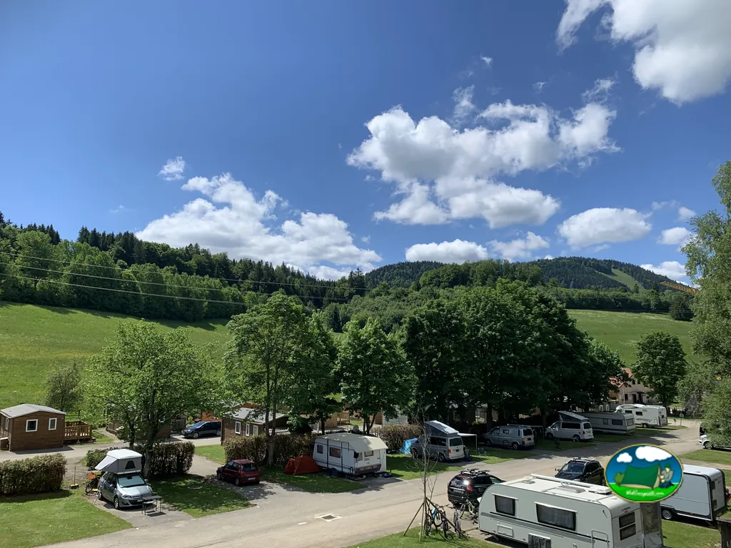 Parcela con vistas a la montaña del Camping Le Miroir, LES HÔPITAUX-NEUFS (Doubs)