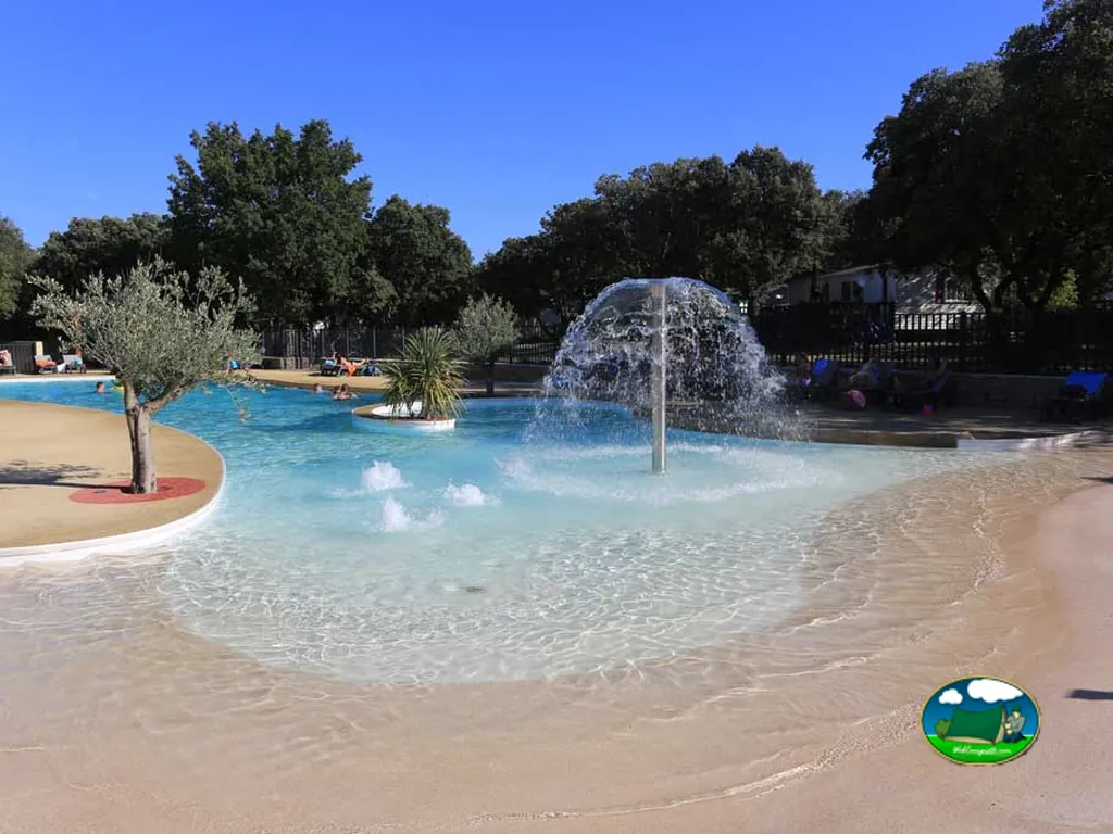 Piscina con juegos de agua del Camping Domaine de la Chamarade, CHAMARET (Drôme)