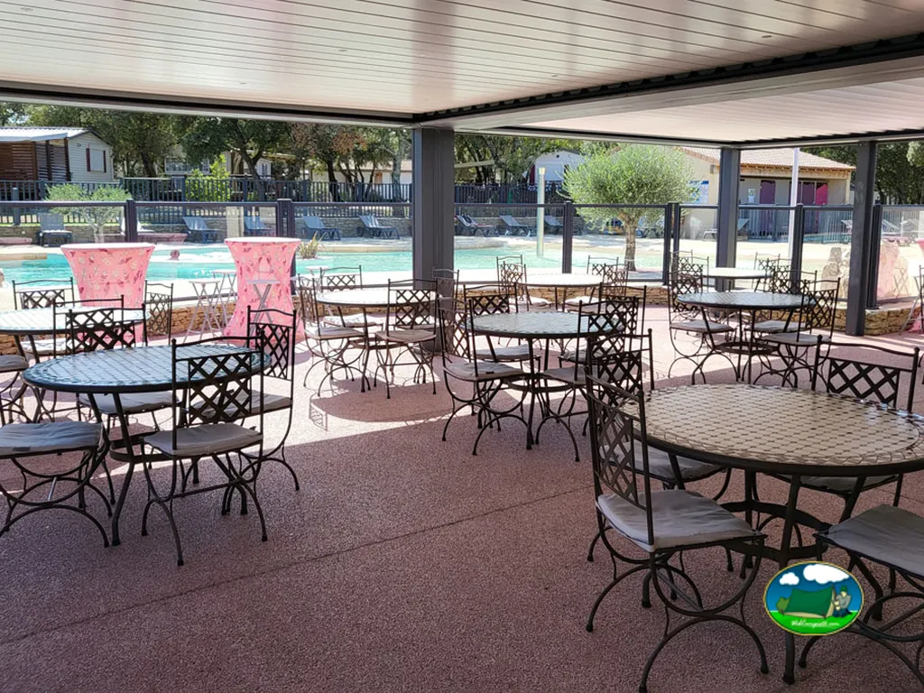 Piscina y terraza restaurante del Camping Domaine de la Chamarade, CHAMARET (Drôme)
