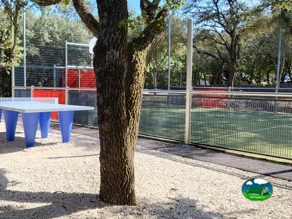 Pista deportiva y ping pong del Camping Domaine de la Chamarade, CHAMARET (Drôme)