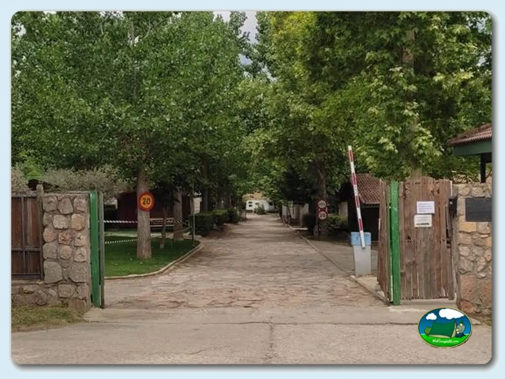 Entrada del recinto con acceso de vehículos del Camping Valle de Iruelas, El Barraco (Ávila)
