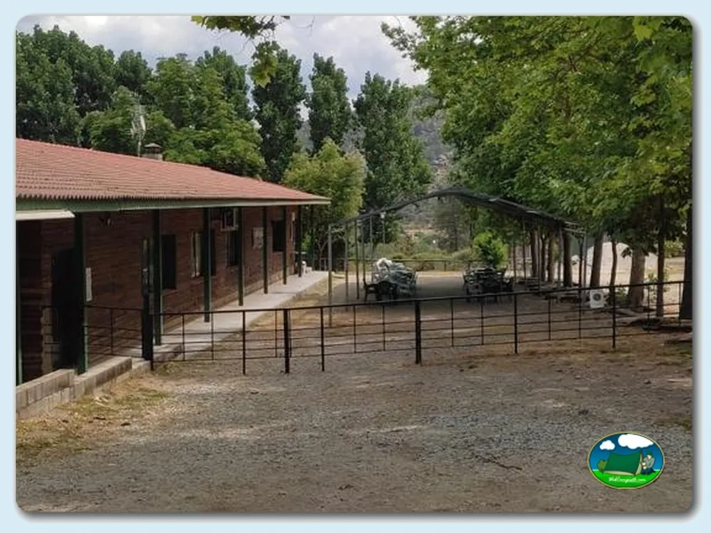 Parcela con montaña al fondo del Camping Valle de Iruelas, El Barraco (Ávila)