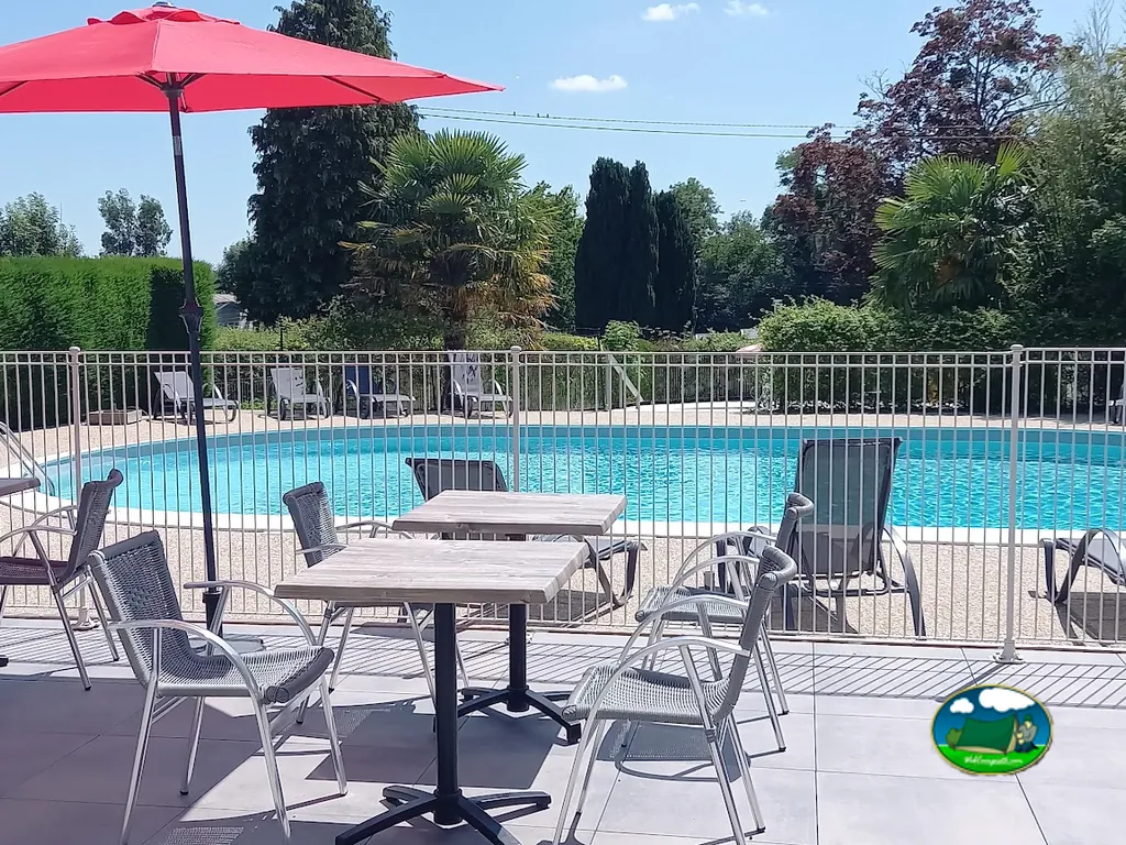 Piscina con terraza del Camping Le Clos Normand, BOURG-ACHARD (Eure)