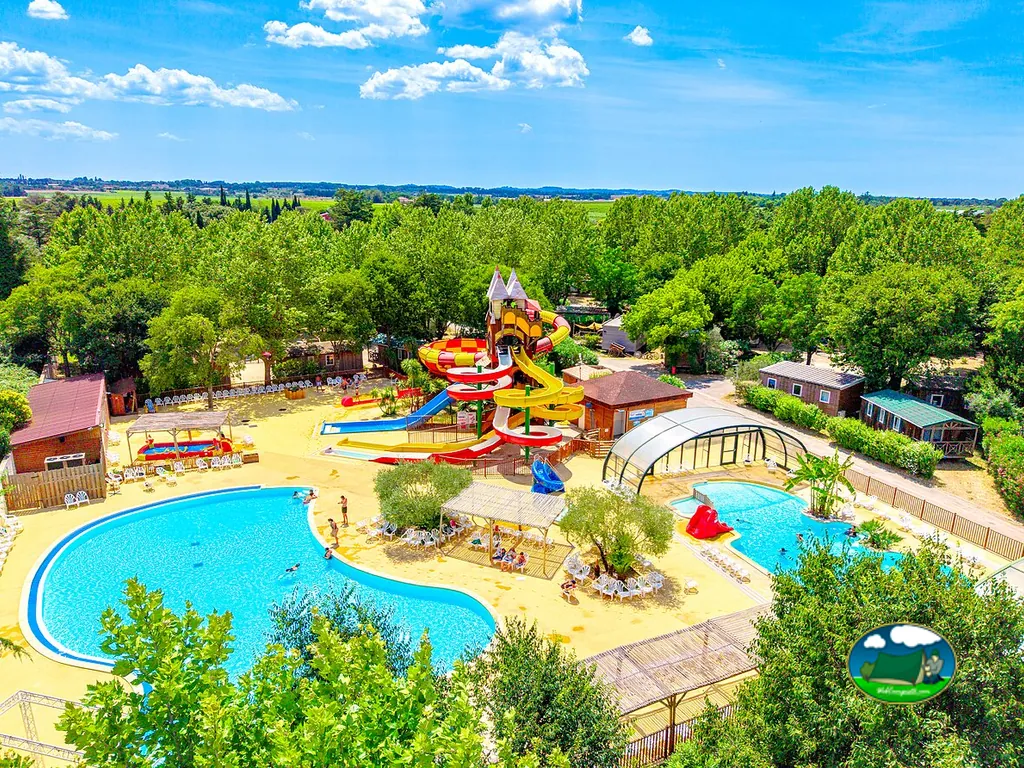 Piscina con toboganes del Camping La Bastide (Capfun), NÎMES (Gard)
