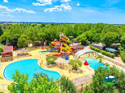 Piscina con toboganes del Camping La Bastide (Capfun), NÎMES (Gard)