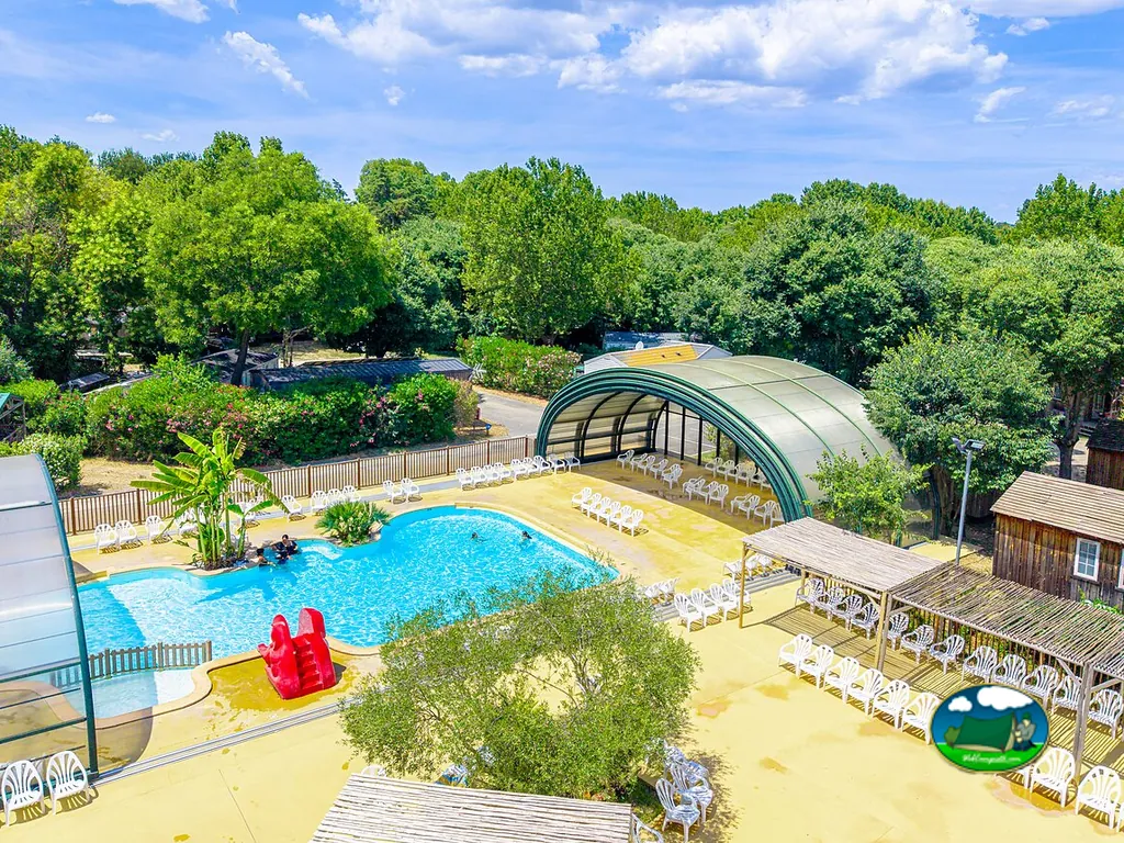 Piscina cubierta con parque acuático del Camping La Bastide (Capfun), NÎMES (Gard)
