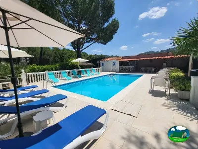 Piscina con tumbonas y sombrillas del Camping El Pinar de Pelayos, Pelayos de la Presa (Comunidad de Madrid)
