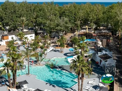 Piscina junto al mar del Camping Sandaya Les Vagues, VENDRES (Hérault)