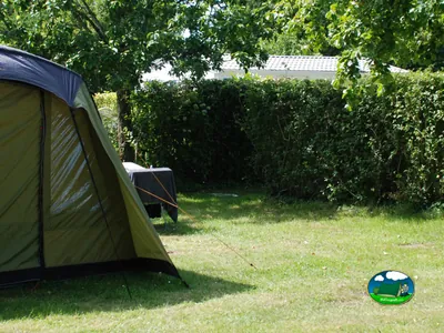 Tienda de acampada en parcela del Camping Les Chambons, ARGENTON-SUR-CREUSE (Indre)