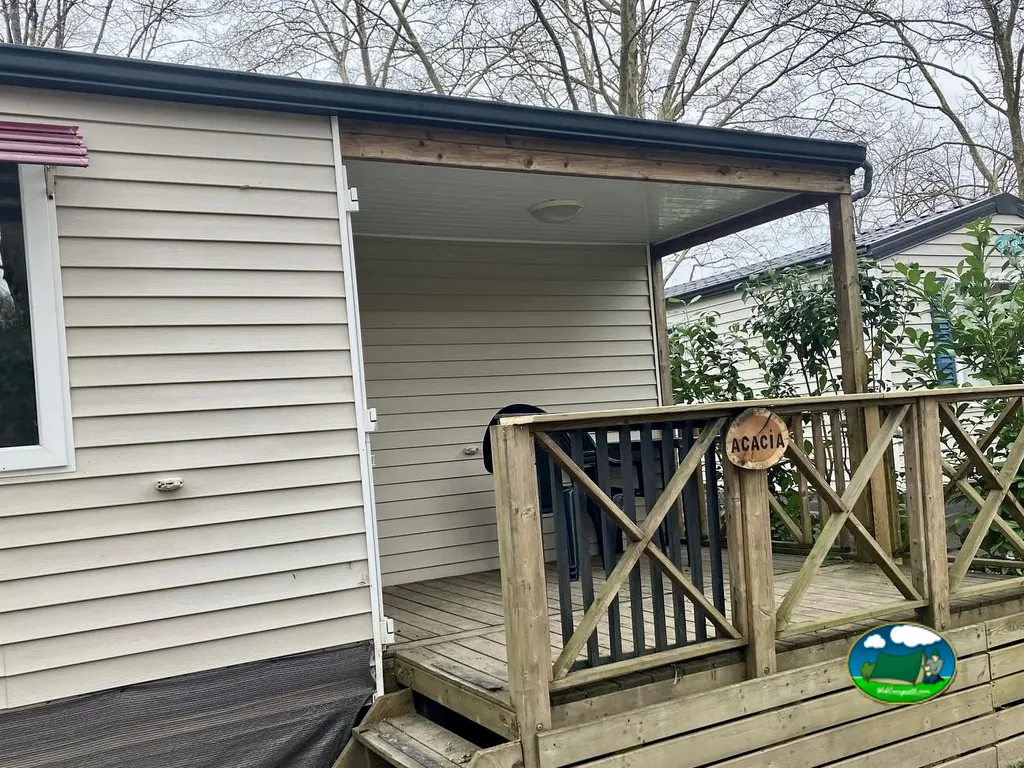 Mobil-home con terraza del Camping Les Chambons, ARGENTON-SUR-CREUSE (Indre)