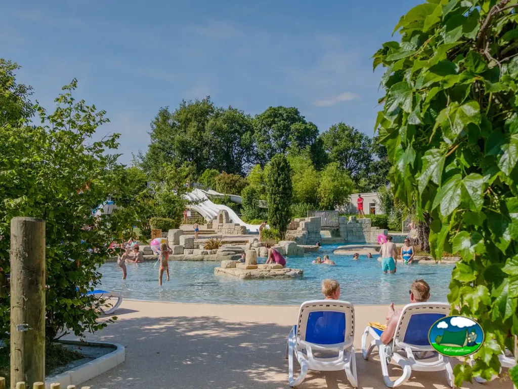Piscina con juegos acuáticos del Camping Parc de Fierbois, SAINTE-CATHERINE-DE-FIERBOIS (Indre y Loira)