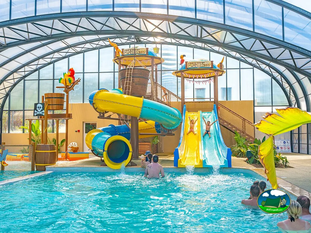 Piscina cubierta con toboganes del Camping Le Temps Libre, BOUGÉ-CHAMBALUD (Isère)