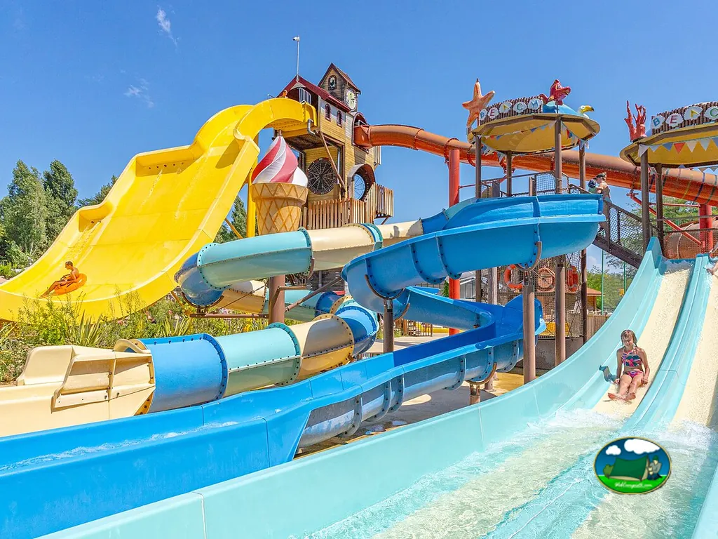 Piscina con toboganes acuáticos del Camping Le Temps Libre, BOUGÉ-CHAMBALUD (Isère)