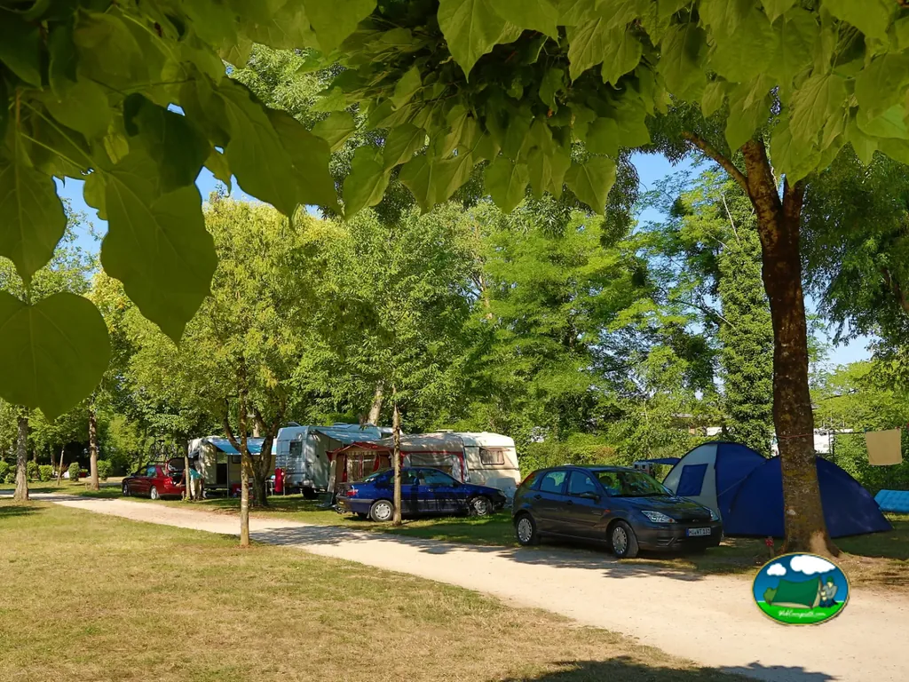 Parcela de acampada arbolada del Camping Du Pasquier, DOLE (Jura)