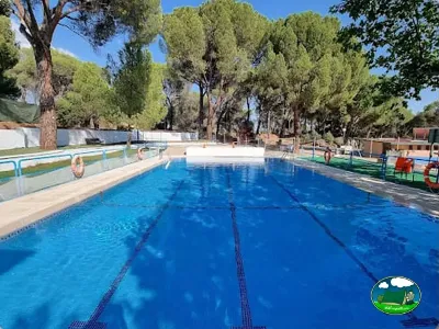 Piscina olímpica con vistas a la montaña del Camping Ardilla Roja, San Martin de Valdeiglesias (Comunidad de Madrid)