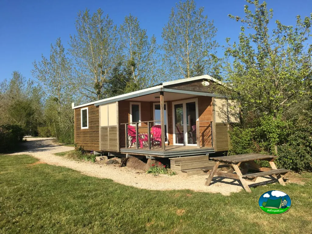 Bungalow entre árboles del Camping Ferme Pédagogique de Prunay, SEILLAC (Loir y Cher)