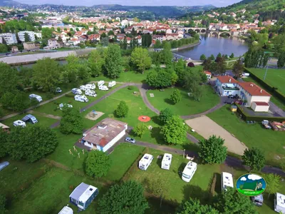 Parcela junto al río del Camping d'Audinet (Camping Municipal d'Audinet), BRIVES-CHARENSAC (Alto Loira)