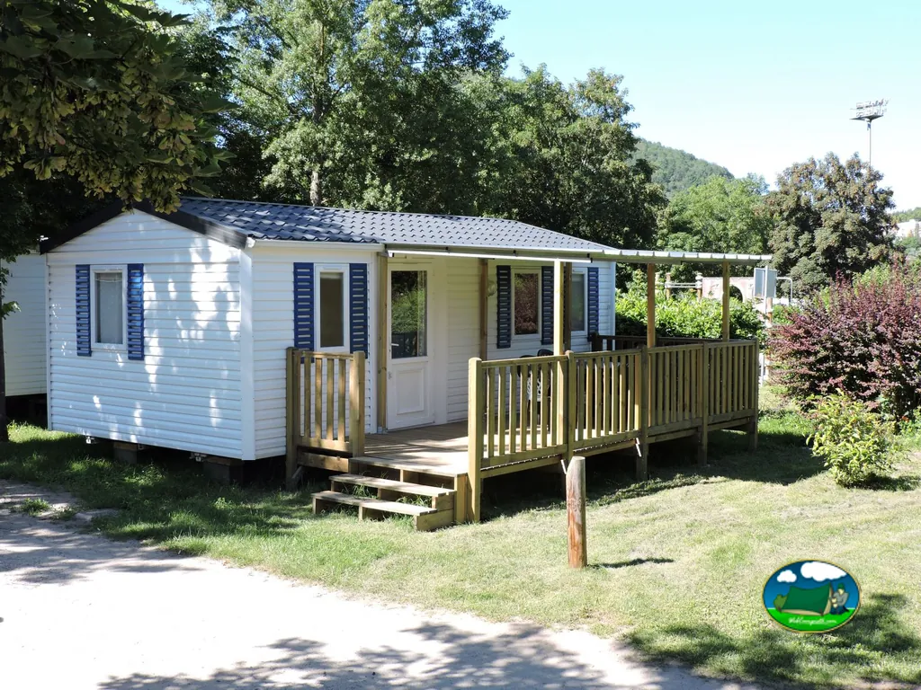Mobil-home junto a la montaña del Camping d'Audinet (Camping Municipal d'Audinet), BRIVES-CHARENSAC (Alto Loira)