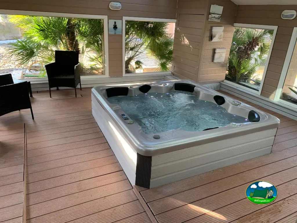 Spa jacuzzi cubierto del Camping Le Clos du Moulin, LA BERNERIE-EN-RETZ (Loira Atlántico)