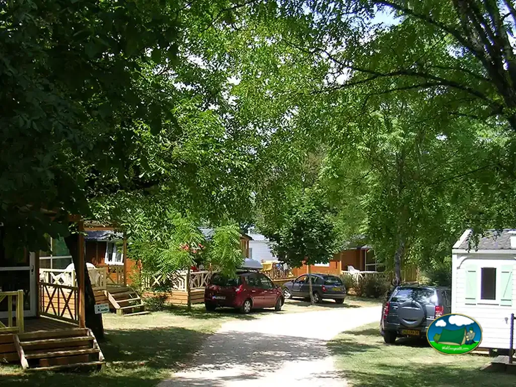 Mobil-home entre árboles del Camping Les Tilleuls, ROCAMADOUR (Lot)