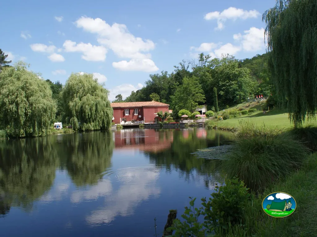 Lago con restaurante del Camping Moulin de Campech, VILLEFRANCHE-DU-QUEYRAN (Lot y Garona)