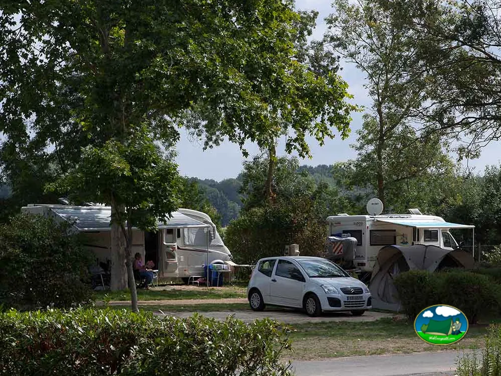 Parcelas entre árboles del Camping l'Isle Verte (Camping Vallée de la Loire l'Isle Verte), MONTSOREAU (Maine y Loira)