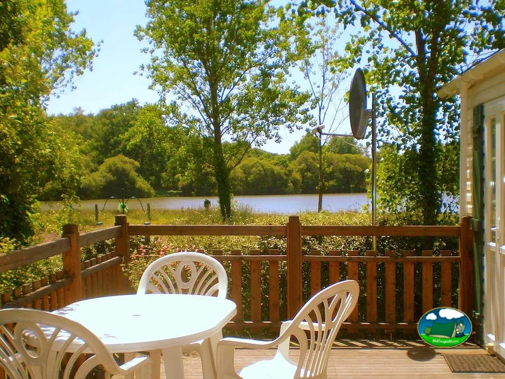 Bungalow junto al lago del Camping Merlin l'Enchanteur (Camelot Park), LOYAT (Morbihan)