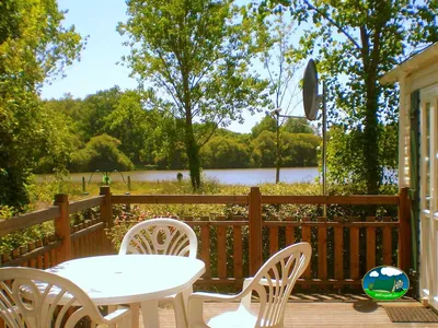Bungalow junto al lago del Camping Merlin l'Enchanteur (Camelot Park), LOYAT (Morbihan)