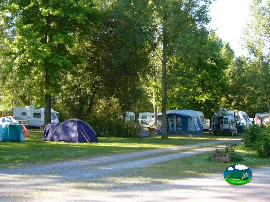 Parcela con tiendas y caravanas del Camping Merlin l'Enchanteur (Camelot Park), LOYAT (Morbihan)