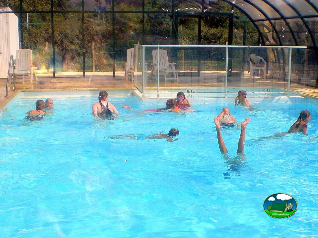 Piscina cubierta del Camping Merlin l'Enchanteur (Camelot Park), LOYAT (Morbihan)