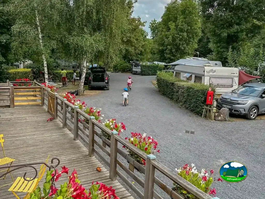 Parcelas entre árboles del Camping La Vallée Verte, SAINT-NECTAIRE (Puy-de-Dôme)
