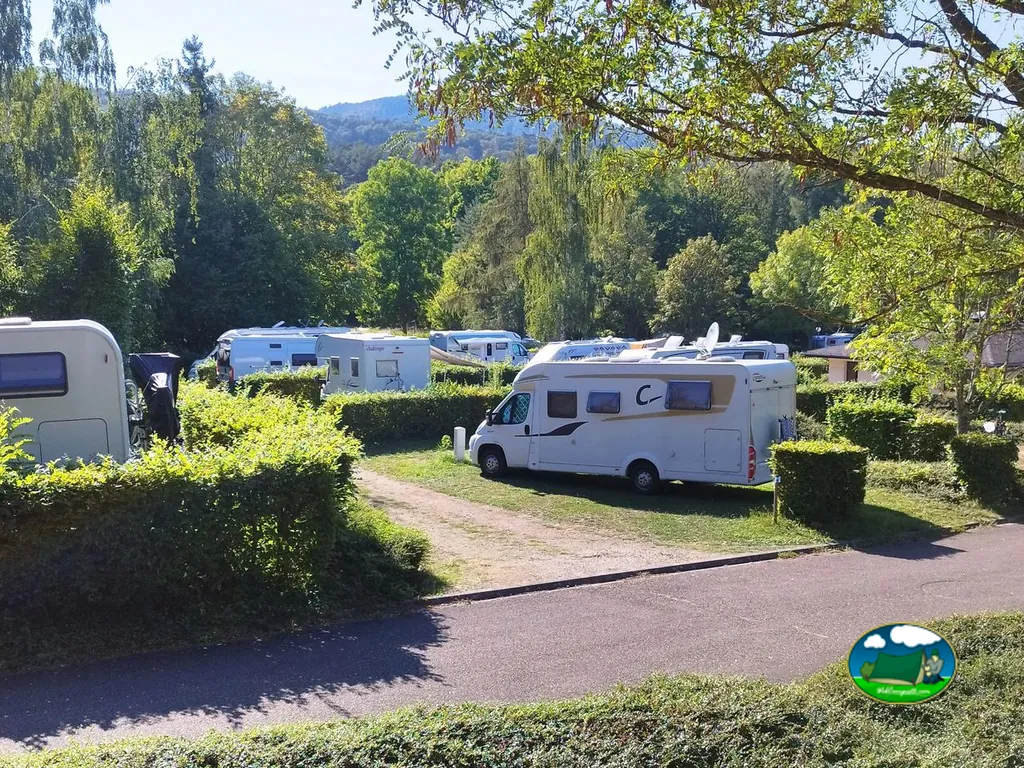 Parcelas entre árboles del Camping La Forêt, BOERSCH (Bajo Rin)