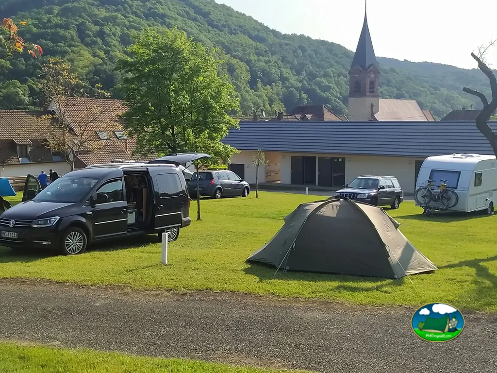 Parcela de acampada en montaña del Camping Le Vert Vallon (Camping Le Vert Vallon), LAUTENBACHZELL (Alto Rin)