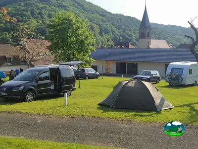Parcela de acampada en montaña del Camping Le Vert Vallon (Camping Le Vert Vallon), LAUTENBACHZELL (Alto Rin)