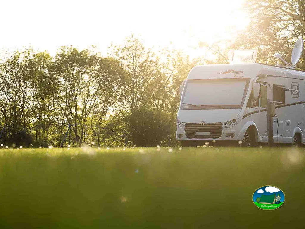 Parcela para autocaravana del Camping du Pont de Bourgogne, SAINT-MARCEL (Saona y Loira)