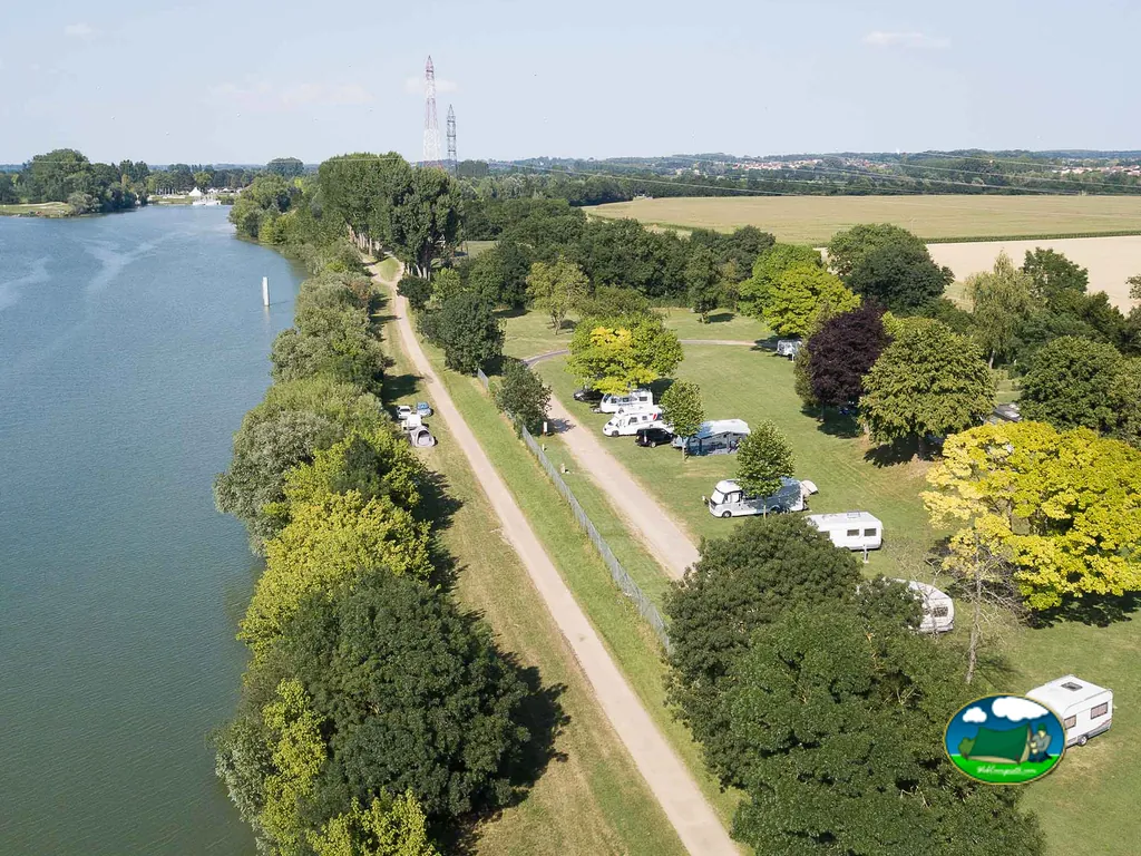Parcelas junto al lago del Camping du Pont de Bourgogne, SAINT-MARCEL (Saona y Loira)