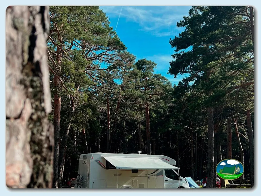 Parcela en sierra con mobil-home entre pinos del Camping Valle Enmedio, Peguerinos (Ávila)