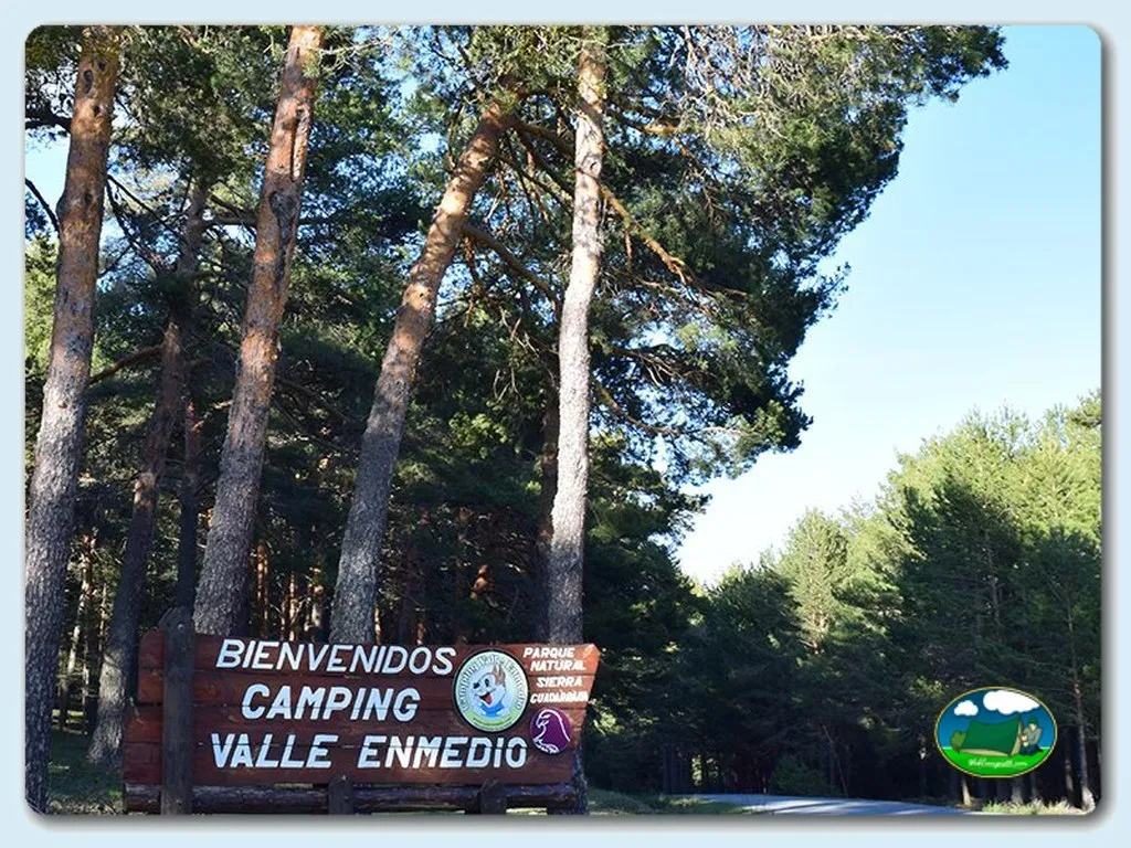 Cartel de entrada del recinto del Camping Valle Enmedio, Peguerinos (Ávila)
