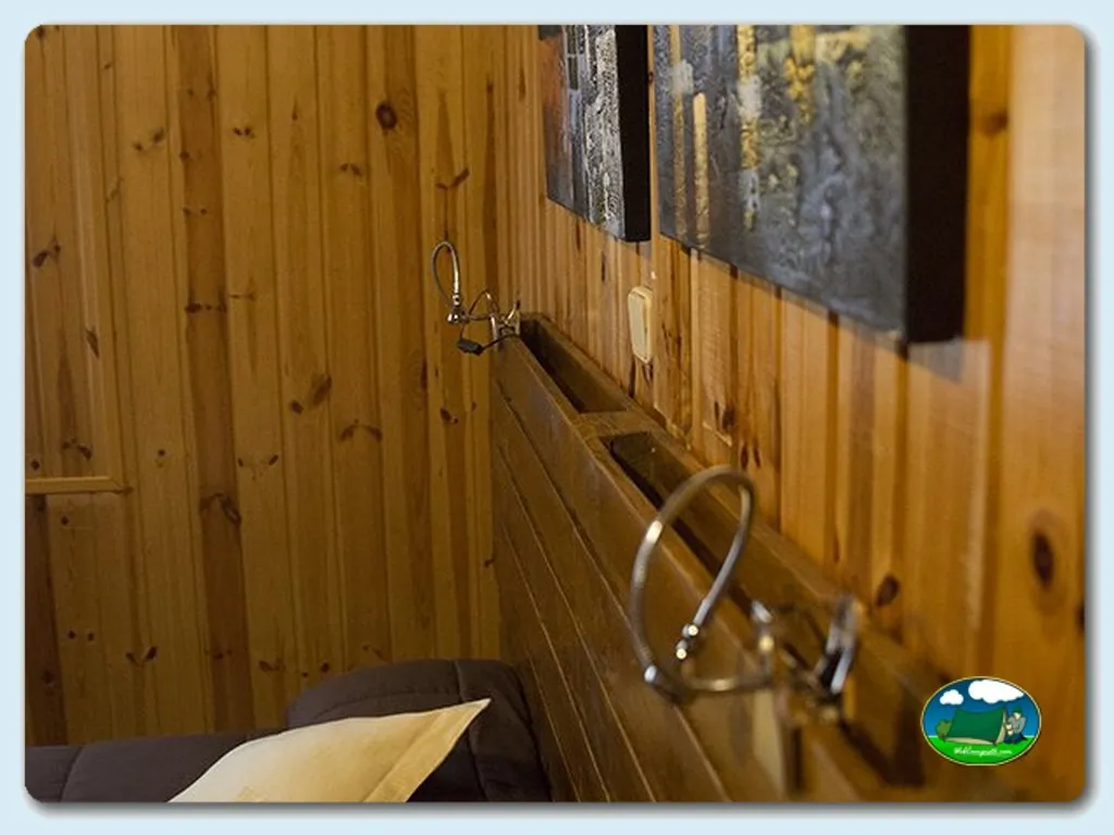 Interior cabaña de madera con gancho del Camping Valle Enmedio, Peguerinos (Ávila)