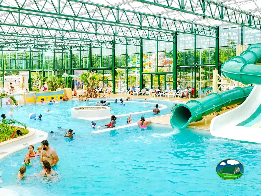 Piscina cubierta con toboganes del Camping Les Prés de la Fontaine (Vagues Océanes / Capfun), GOUAIX (Sena y Marne)