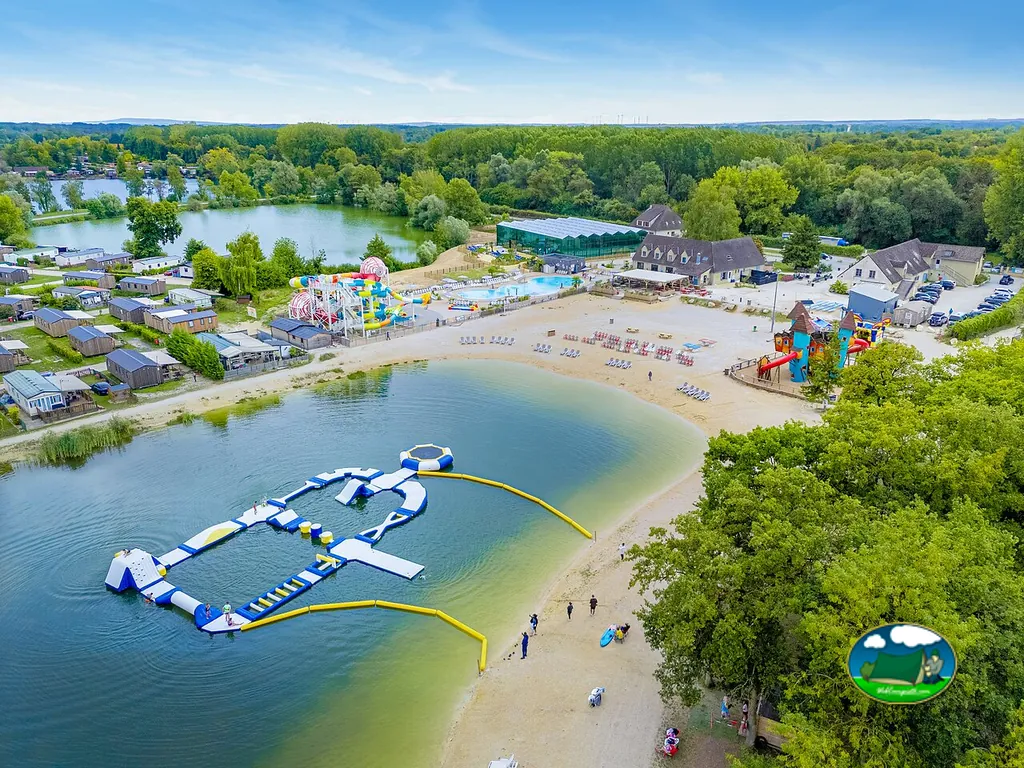 Lago con parque acuático del Camping Les Prés de la Fontaine (Vagues Océanes / Capfun), GOUAIX (Sena y Marne)