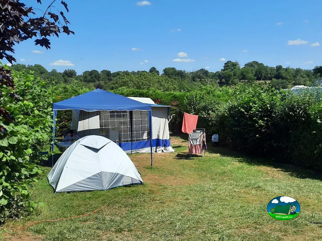 Parcela con tienda de acampada del Camping Au Lac d'Hautibus, ARGENTON-LES-VALLÉES (Deux-Sèvres)