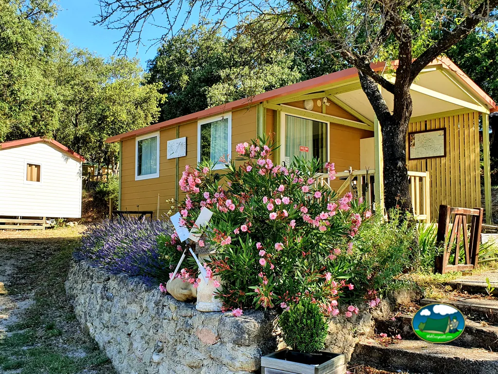 Bungalow entre jardines del Camping Le Moulin à Vent, CUCURON (Vaucluse)