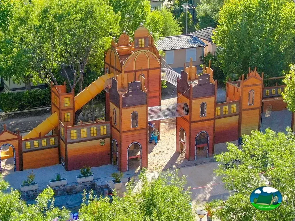 Parque infantil con castillo temático y tobogán del Camping Capfun El Escorial, El Escorial (Comunidad de Madrid)