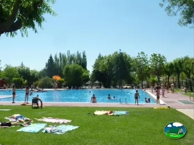 Piscina con tobogán y zona de césped del Camping Capfun El Escorial, El Escorial (Comunidad de Madrid)